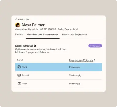 Profilseite von Alexa Palmer mit Kontaktinformationen. Tab "Metriken und Erkenntnisse" zeigt Kanal-Affinität: SMS, E-Mail, Push.