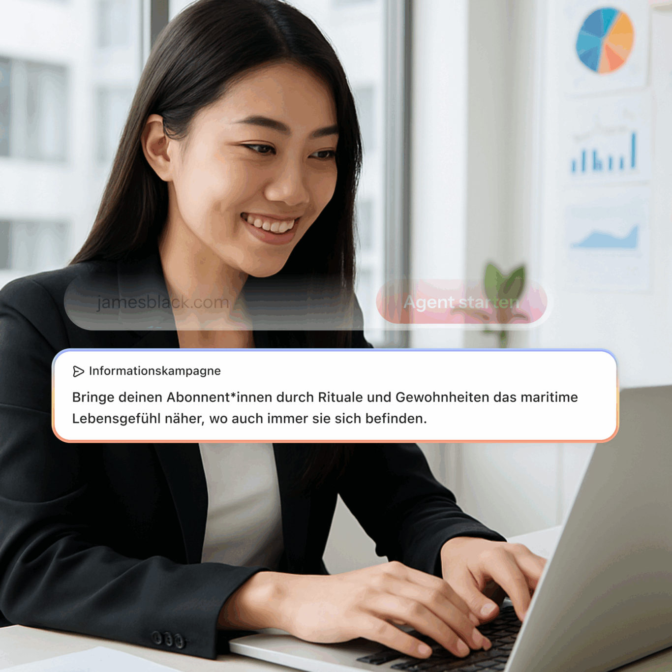Frau in einem Büro arbeitet lächelnd an einem Laptop. Text über Informationskampagne: "Bringe deinen Abonnent*innen...".