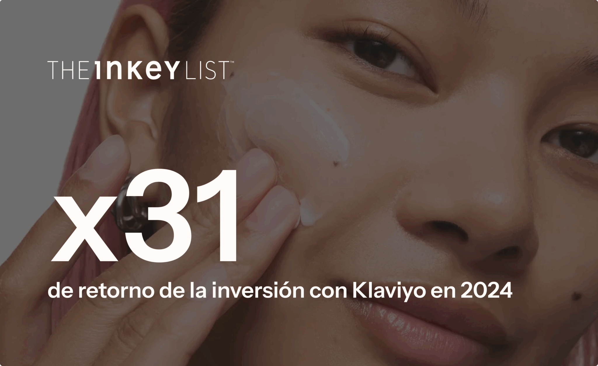 Persona aplicando crema en la mejilla. Texto: "THE INKEY LIST x31 de retorno de la inversión con Klaviyo en 2024".