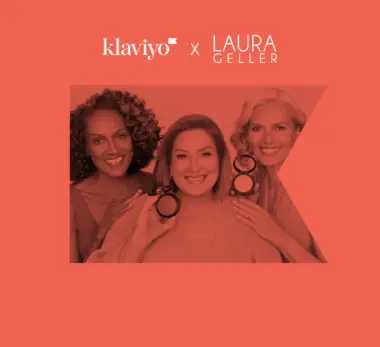 Logos de Klaviyo et de la marque de produits de beauté Laura Geller, et trois femmes souriantes tenant des produits de beauté
