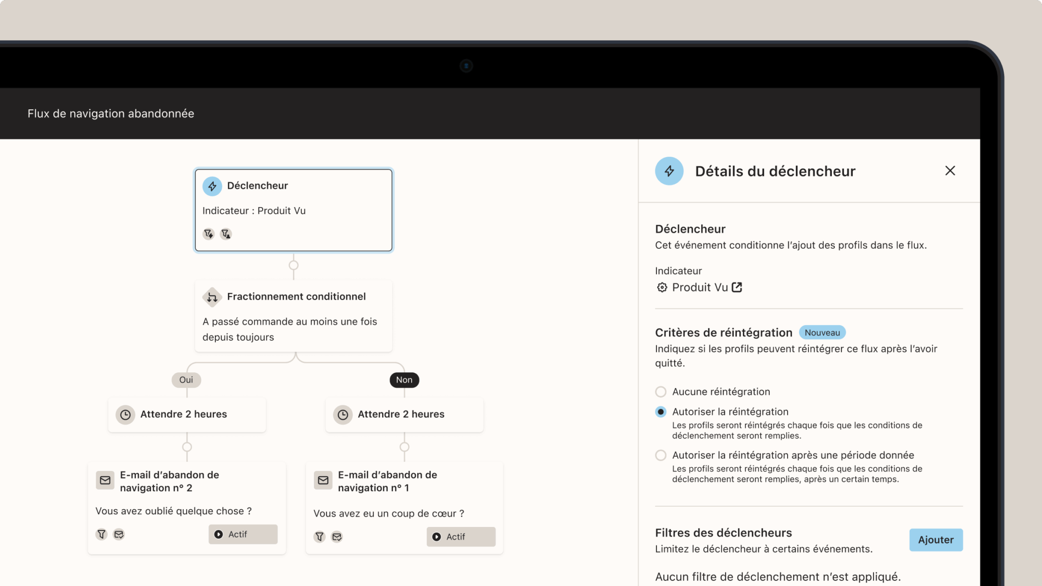 Diagramme d’un flux de navigation abandonnée avec des déclencheurs et des fractionnements conditionnels basés sur les vues de produits et l’historique des commandes.