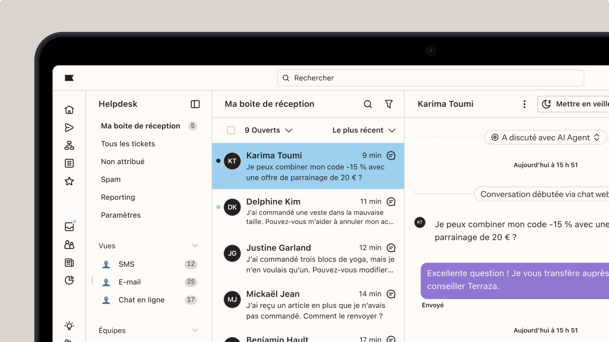 Interface du Helpdesk montrant une conversation avec Karima Toumi sur le cumul de codes de réduction. Les informations de la boite de réception et du message sont visibles.