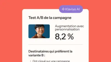 Test A/B de la campagne avec Klaviyo AI montrant une augmentation de personnalisation de 8,2 %. Image d'une femme souriante.