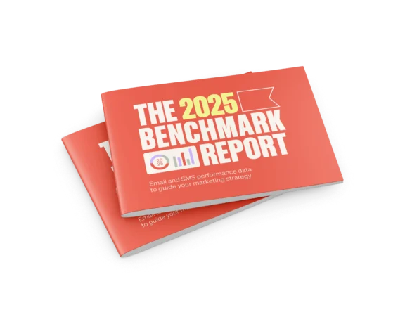 Copertina di un opuscolo arancione intitolato "The 2025 Benchmark Report" con grafici e testo descrittivo.