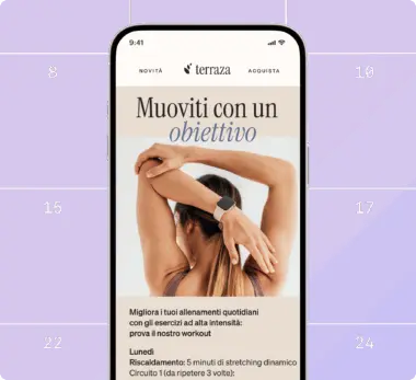 Smartphone con schermo che mostra una donna che si allena e testo motivazionale "Muoviti con un obiettivo".